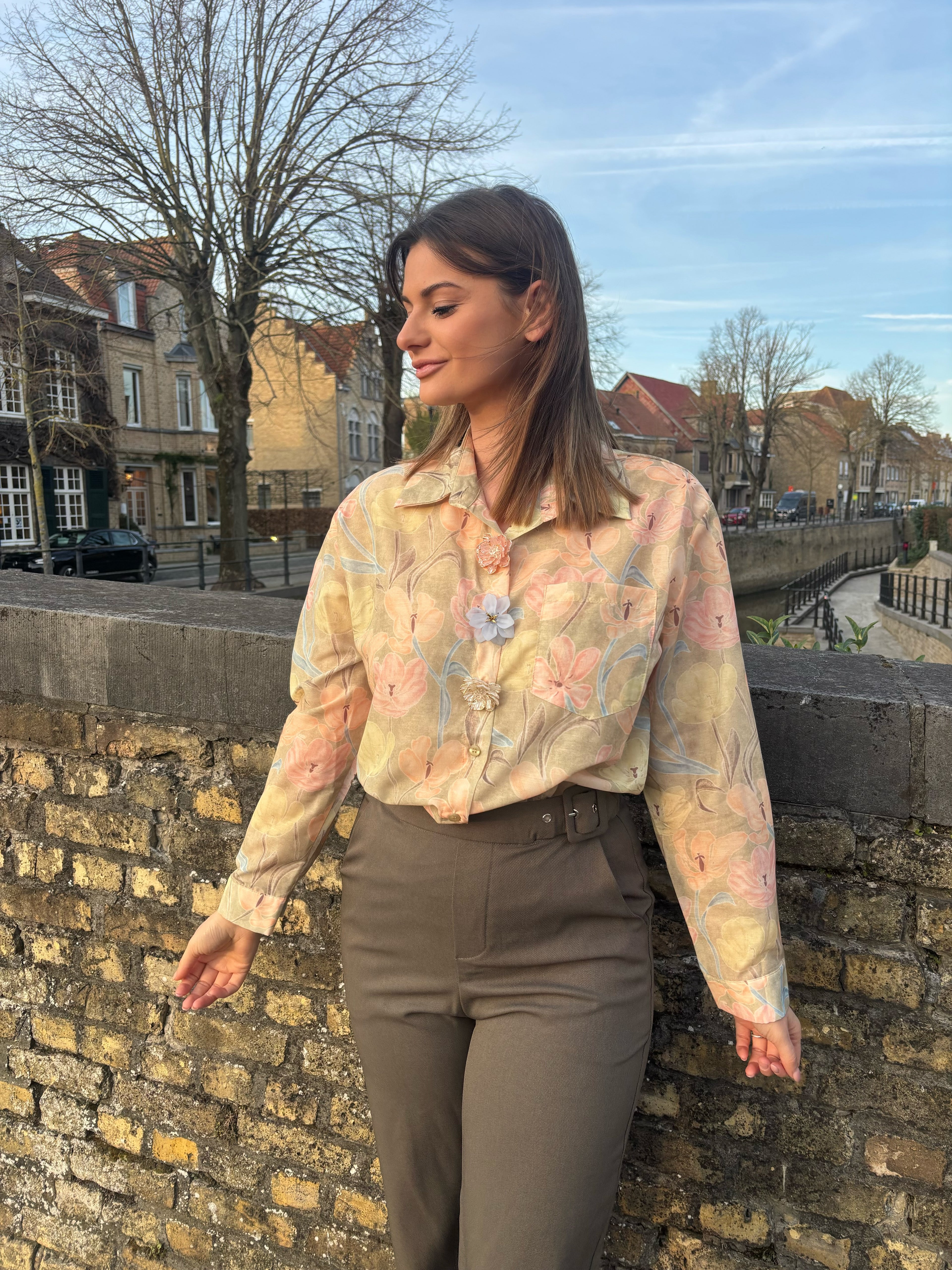 Olijfgroene blouse met bloemenmotief