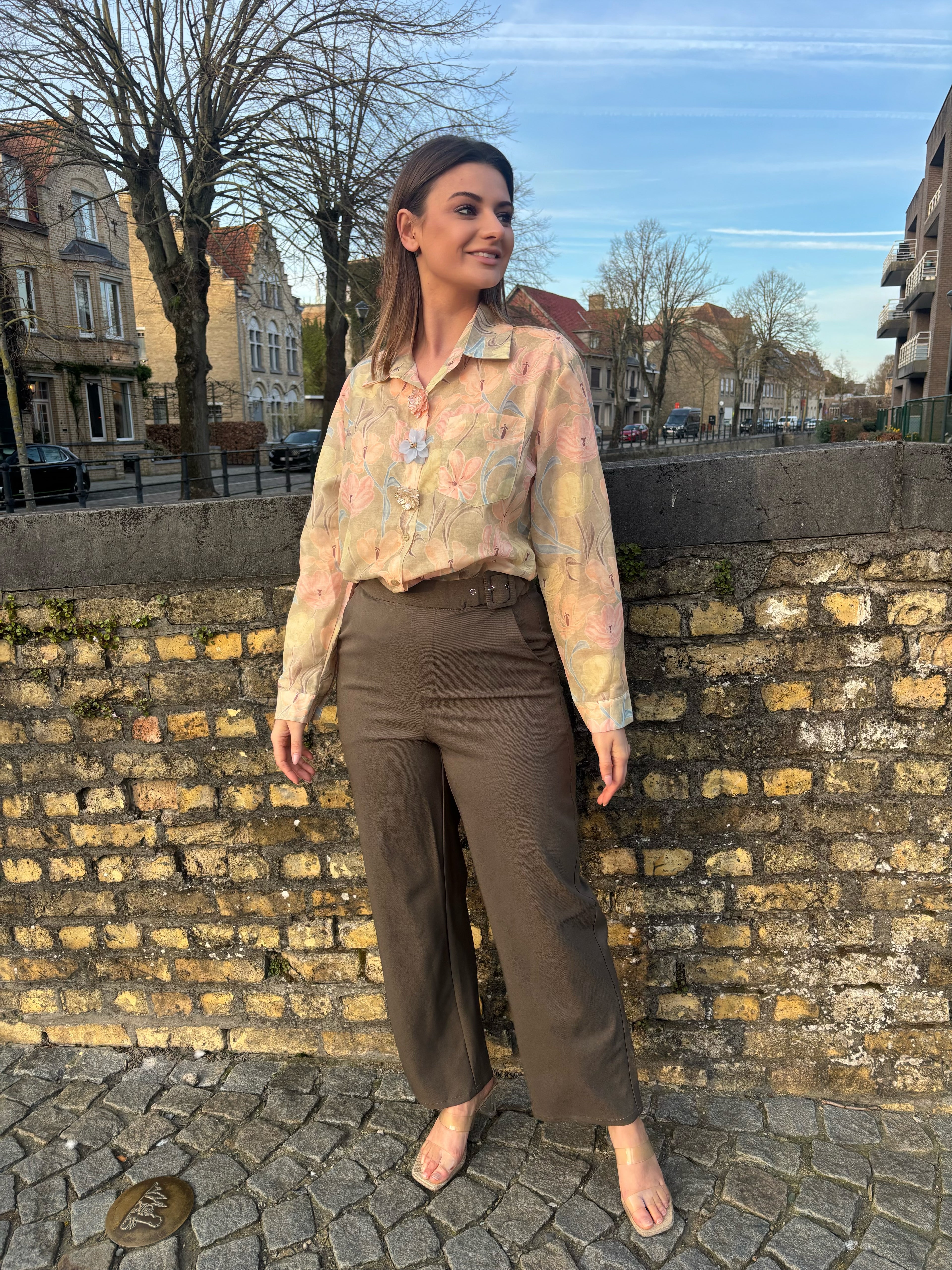 Olijfgroene blouse met bloemenmotief
