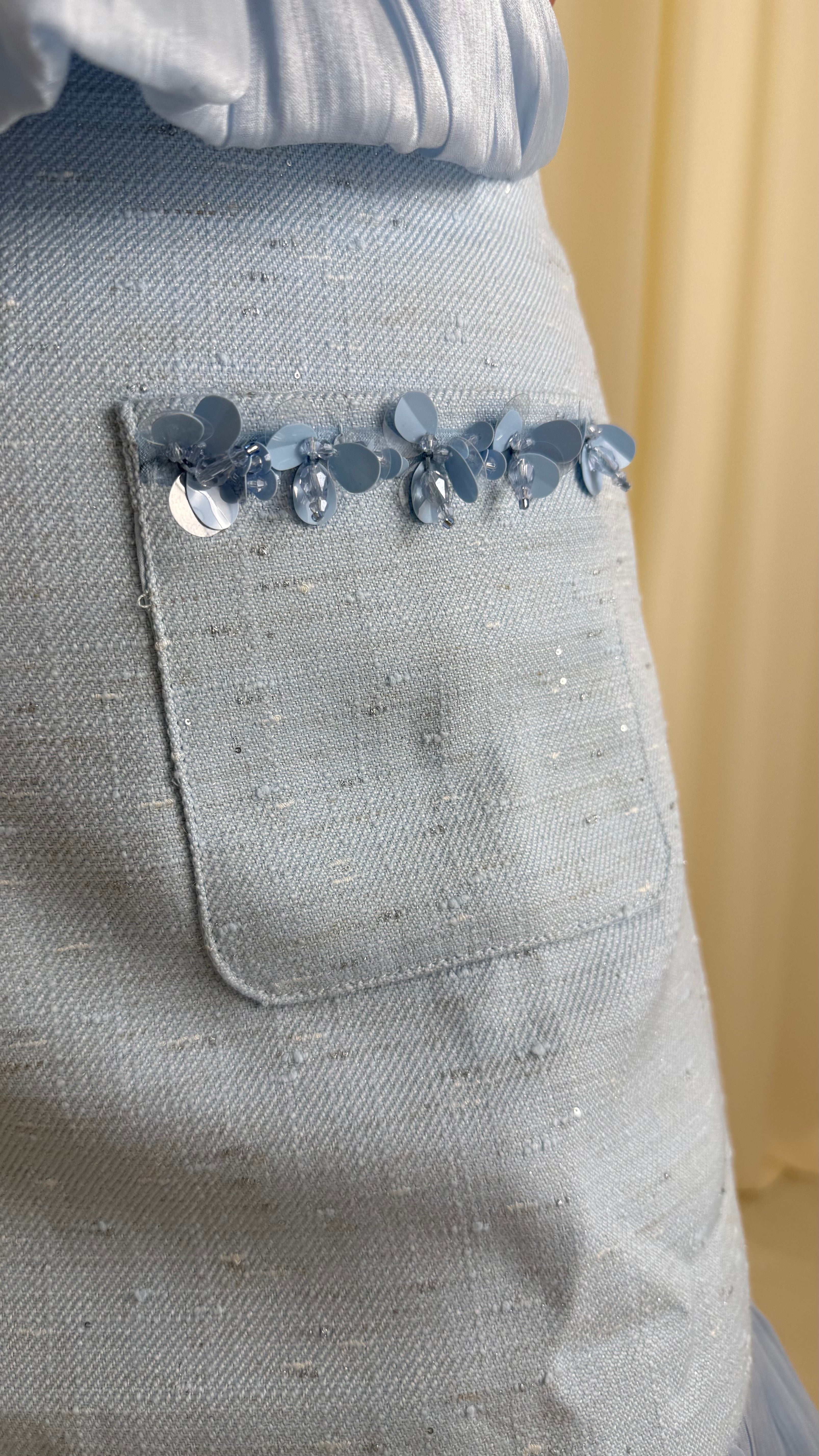Blauw rokje met bloemendetails