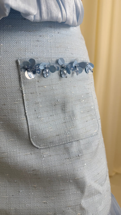 Blauw rokje met bloemendetails