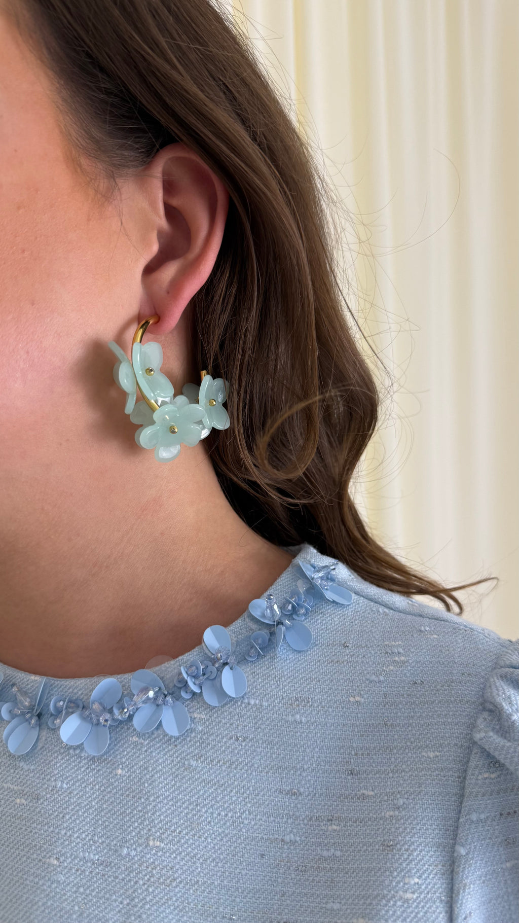 Blauwe top met bloemendetail